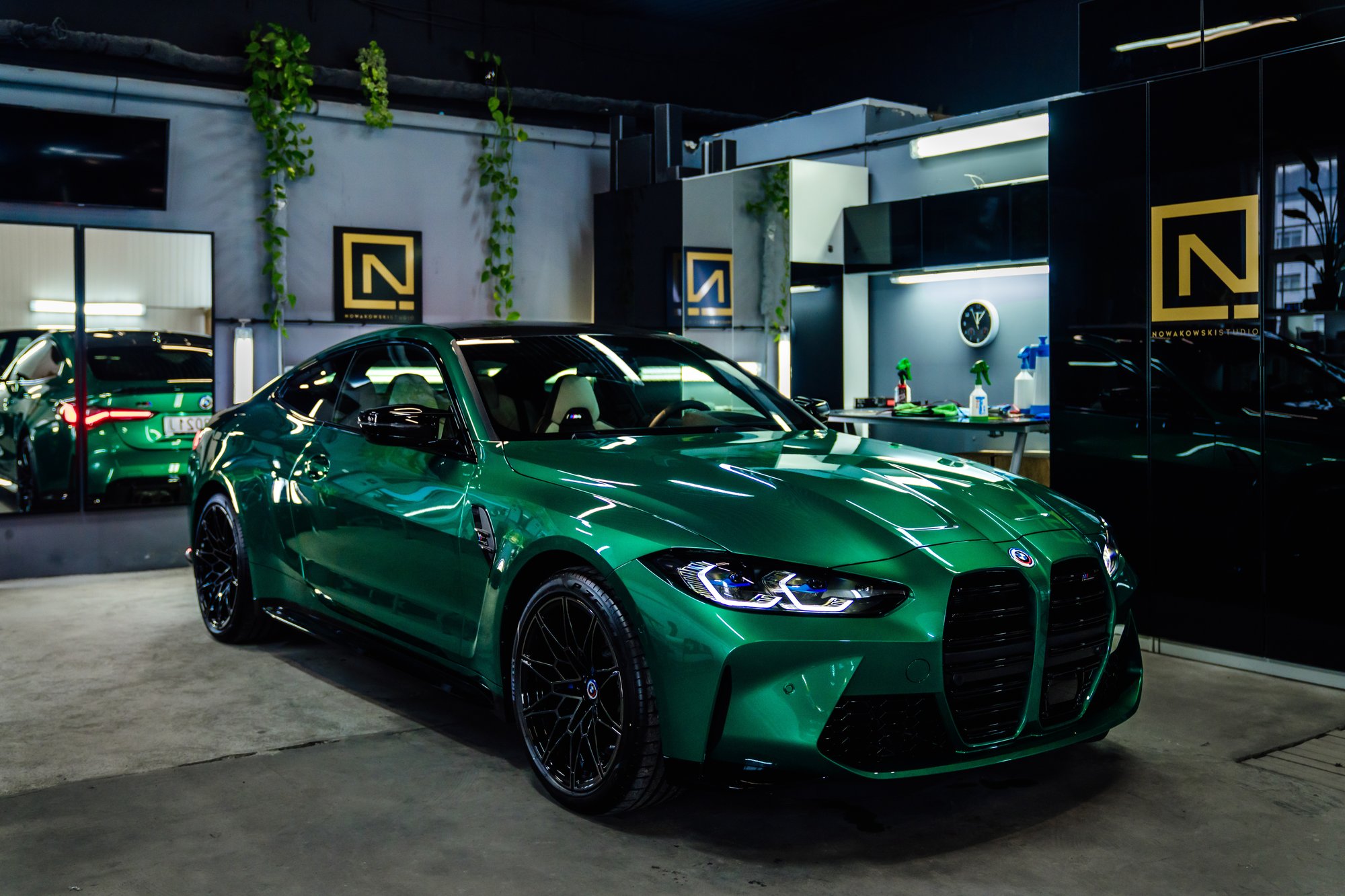BMW M4 w zielonej folii — detal zmiany koloru, Nowakowski Studio Gdańsk