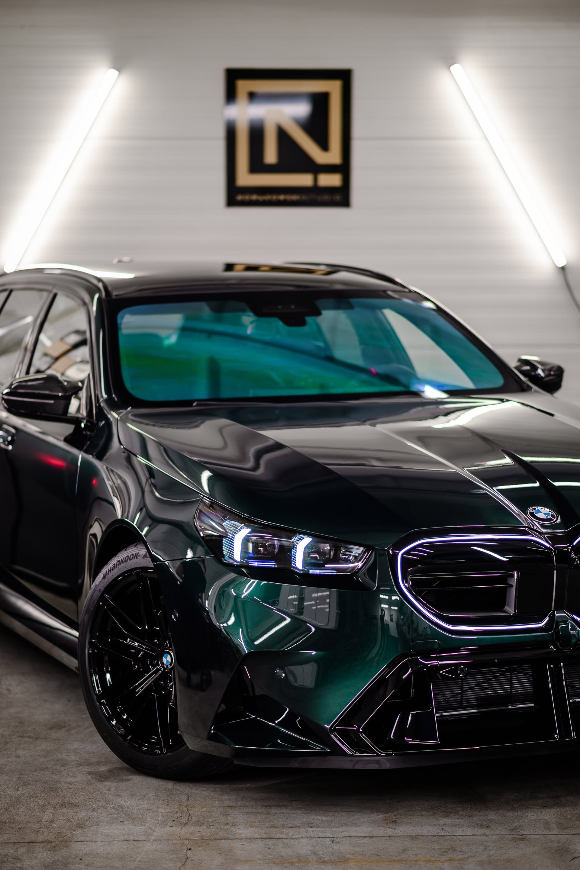 Przyciemniana szyba przednia BMW M5 Touring — Nowakowski Studio