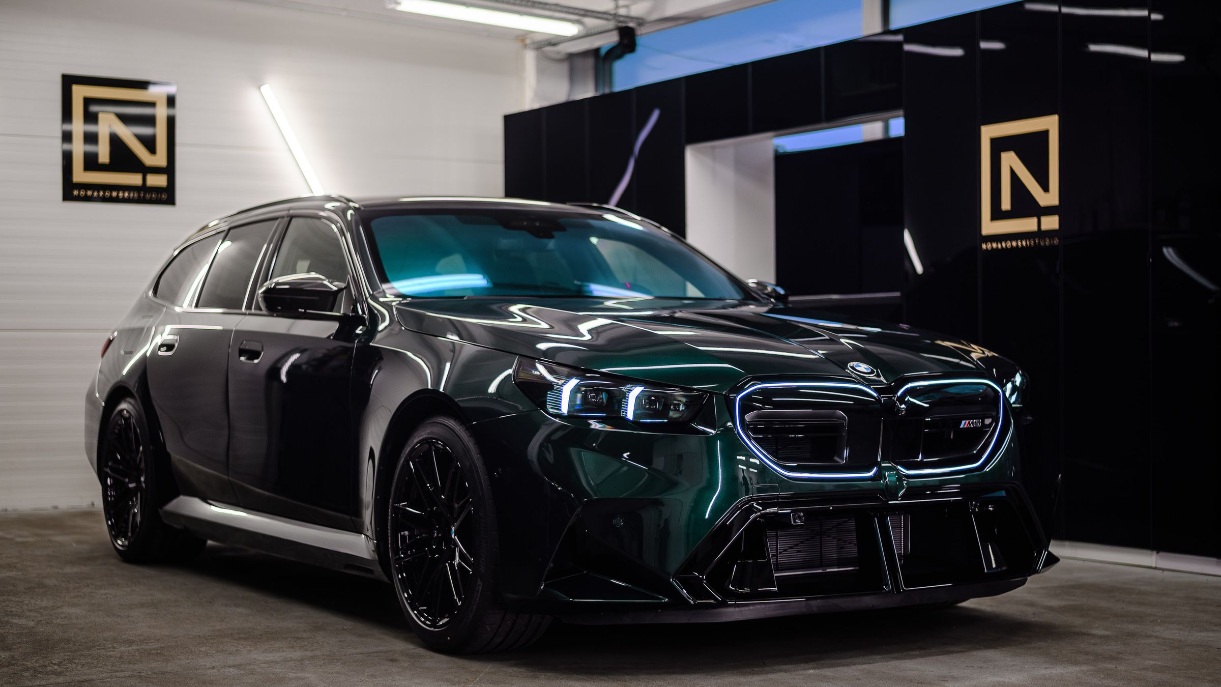 Wnętrze studia Nowakowski Studio w Gdańsku — realizacja na BMW M5 Touring
