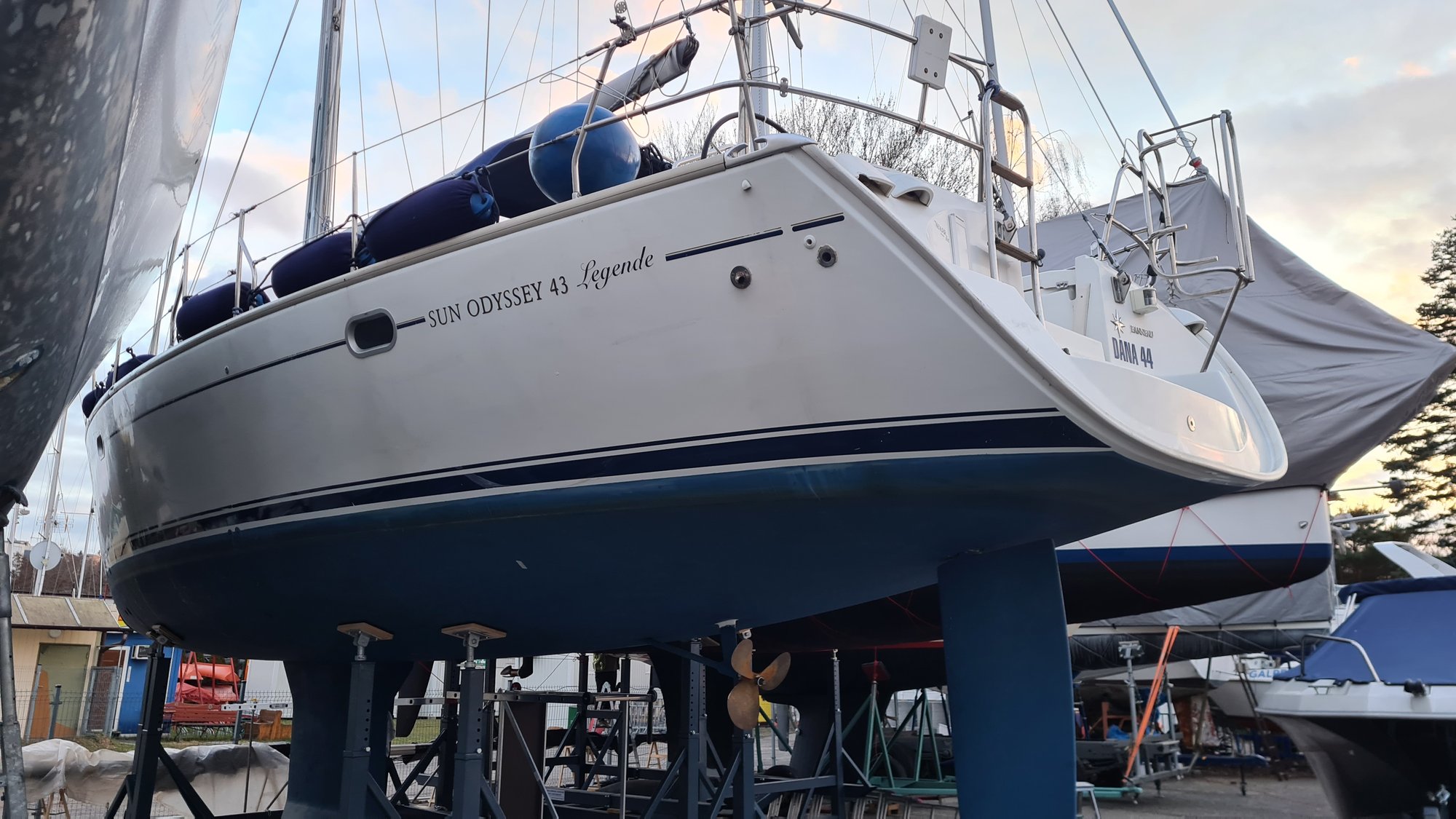 Jacht żaglowy Sun Odyssey przygotowywany do aplikacji folii ochronnej — Nowakowski Studio, segment marine