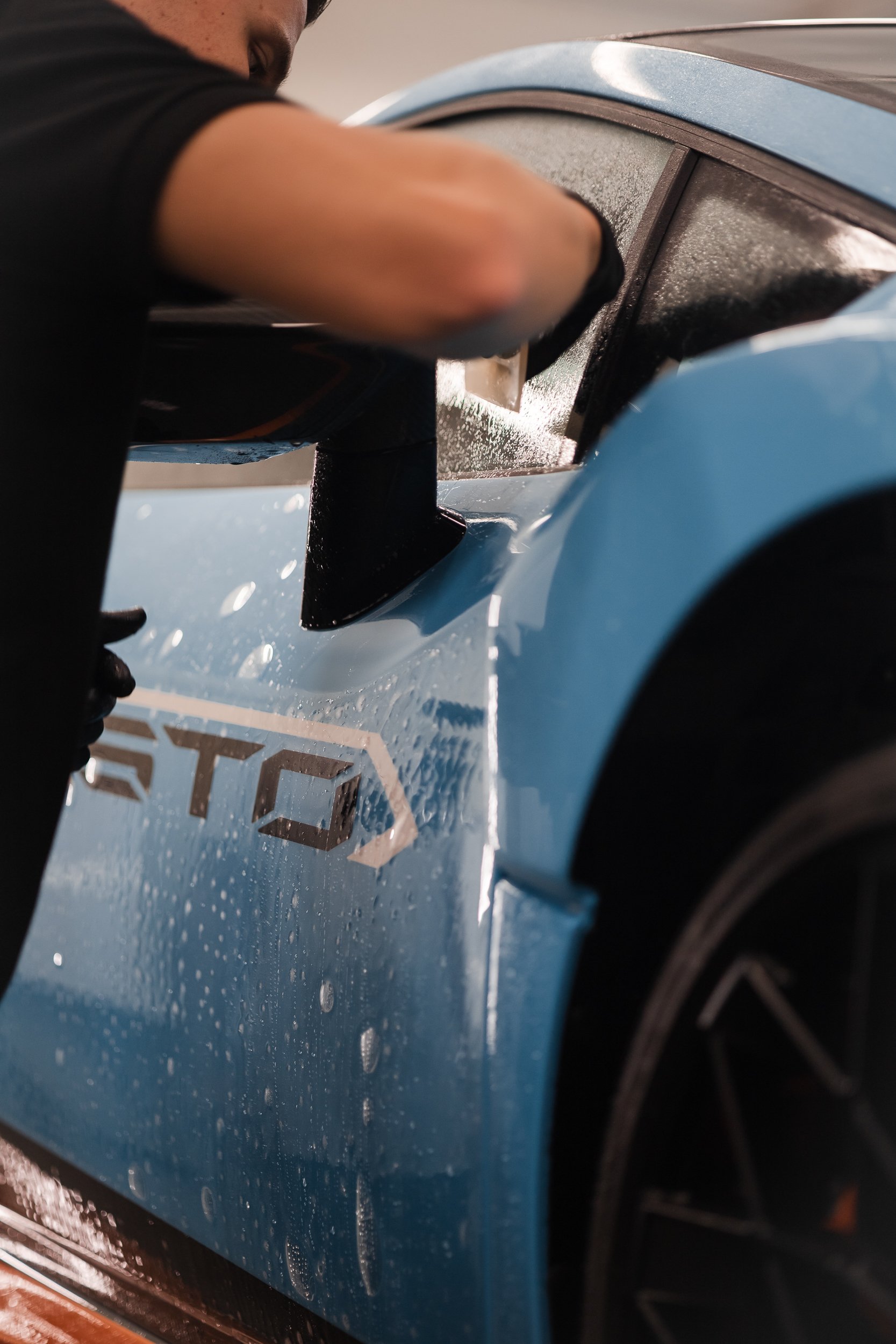 Aplikacja materiału STEK na Lamborghini Huracán STO — autoryzowany partner Nowakowski Studio