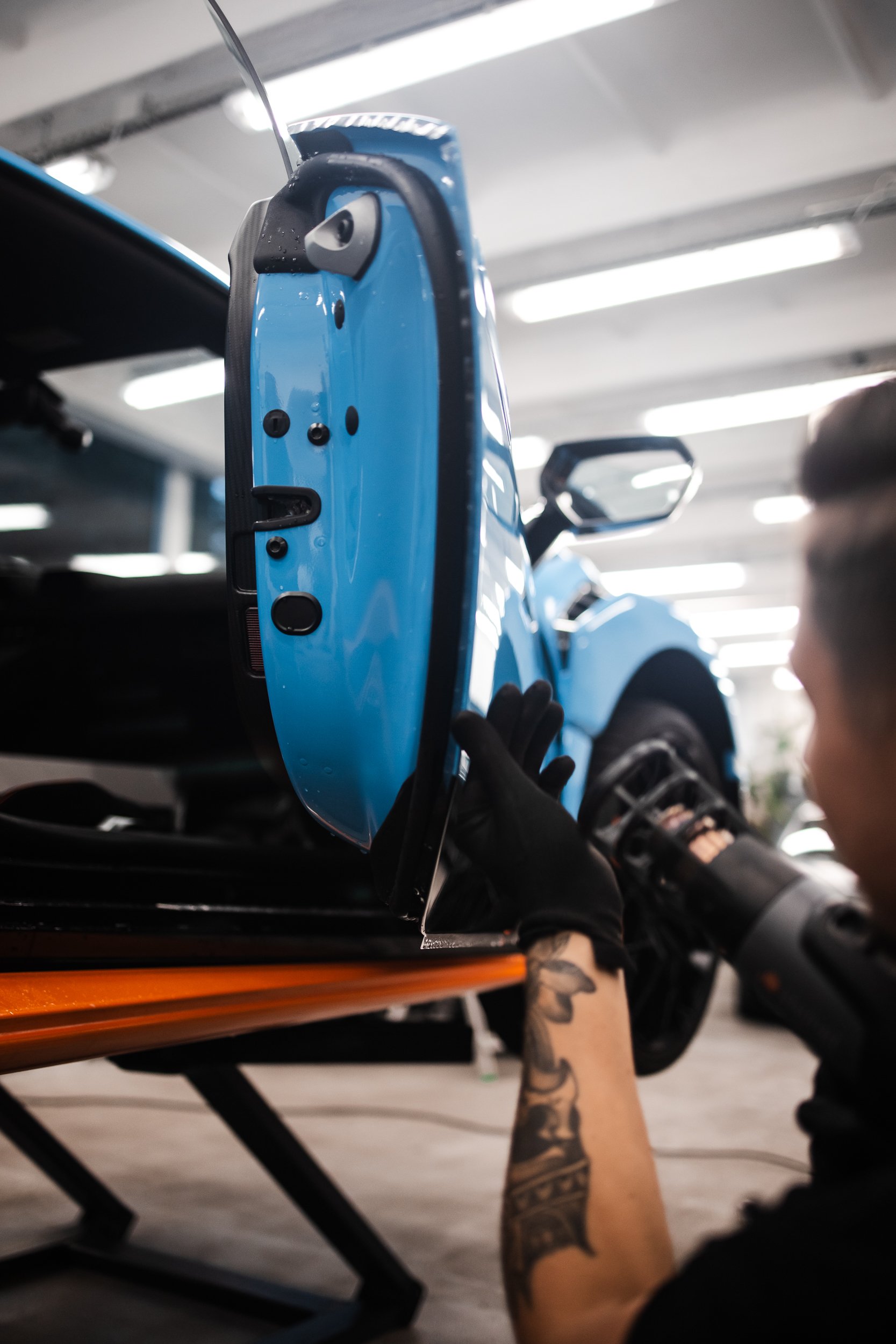 Detal montażu elementu aerodynamicznego — Nowakowski Studio