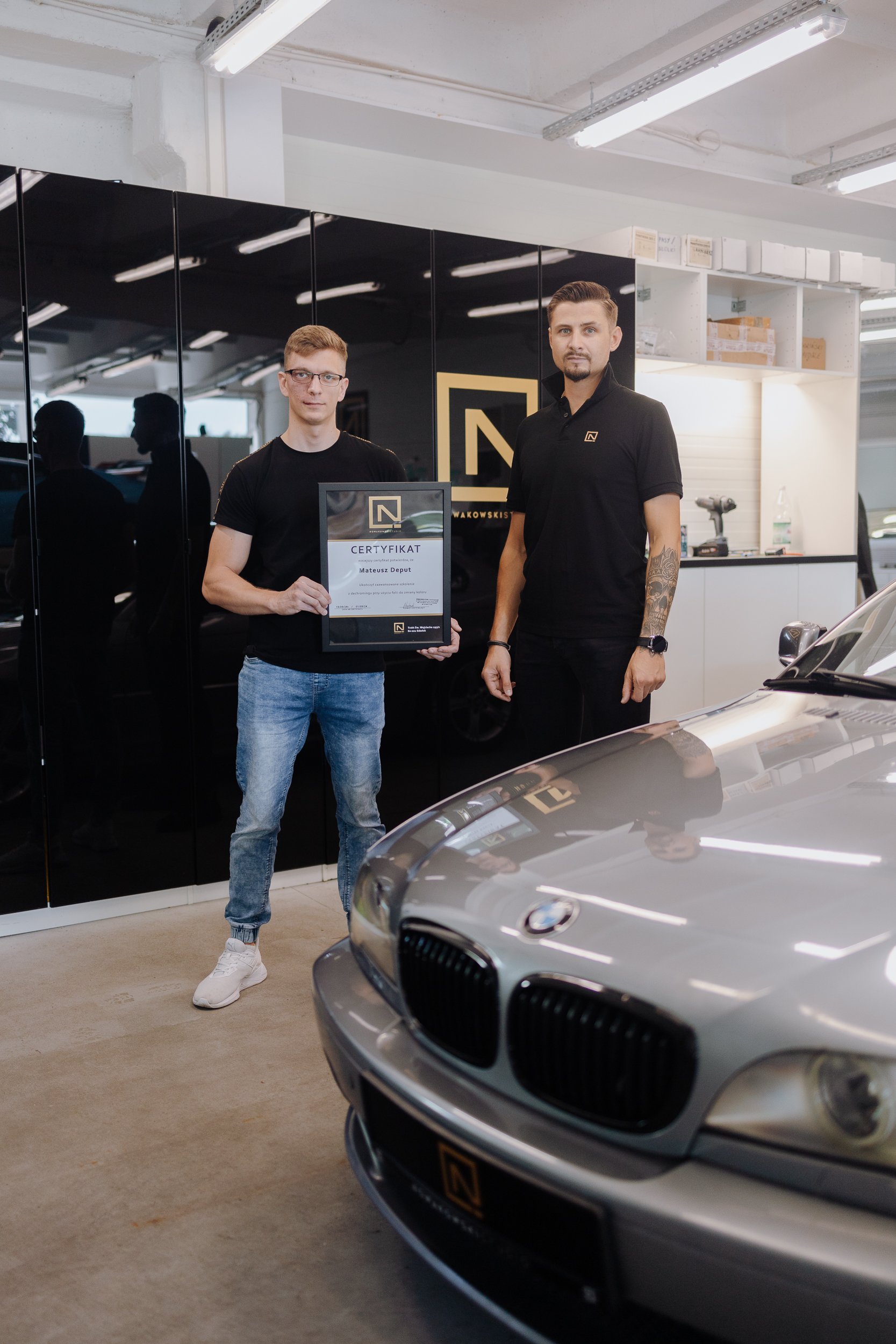Wręczenie certyfikatu po szkoleniu w Nowakowski Studio Gdańsk
