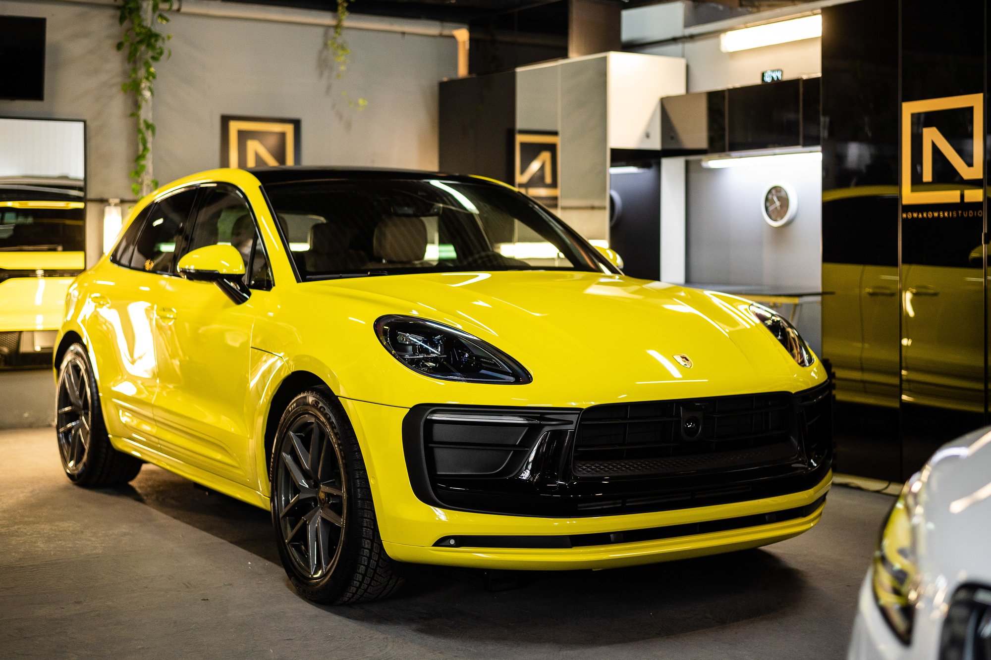 Porsche Macan w żółtej folii PPF po zmianie koloru — Nowakowski Studio