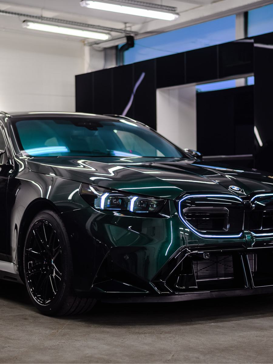 Auto premium podczas realizacji w hali Nowakowski Studio — Gdańsk